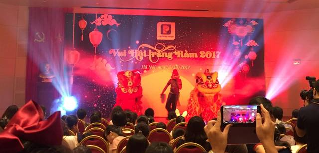 Tiết mục múa lân tại Đêm hội Trung thu của Tập đoàn Xăng dầu.