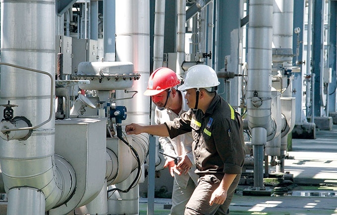 Kỹ sư bảo dưỡng PVTEX kiểm tra, đánh giá thiết bị nhà máy