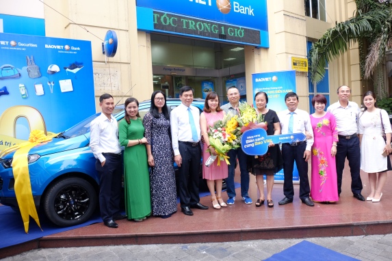 Tập đoàn Bảo Việt trao thưởng cho khách hàng may mắn nhất của chương trình 