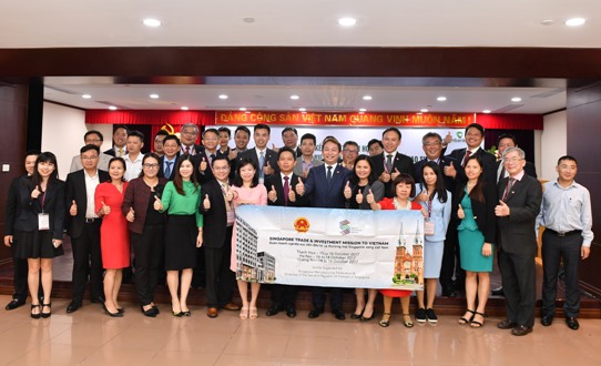 Đại diện lãnh đạo Vietcombank, SMF cùng các doanh nhiệp, khách hàng hai bên giao lưu kết nối kinh doanh