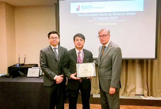 Đại diện Vietcombank, Chủ tịch Hội đồng quản trị Vietcombank Nghiêm Xuân Thành (đứng giữa) nhận Giải thưởng “Ngân hàng có bảng cân đối tài chính mạnh nhất Việt Nam” do TAB trao tặng