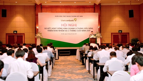 Đại diện Vietcombank báo cáo kết quả hoạt động kinh doanh 9 tháng đầu năm và triển khai nhiệm vụ các tháng cuối năm 2017