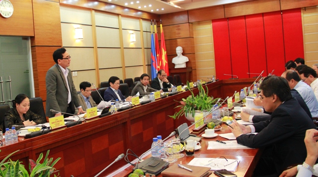 Thành viên Đoàn công tác của Đảng ủy Khối phát biểu tại buổi làm việc.