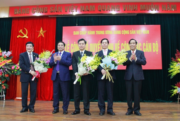 Thay mặt Bộ Chính trị, Đồng chí Phạm Minh Chính - Ủy viên Bộ Chính trị, Bí thư Trung ương Đảng, Trưởng Ban Tổ chức Trung ương trao các Quyết định của Bộ Chính trị cho đồng chí Bùi Văn Cường thôi giữ chức Bí thư Đảng ủy Khối Doanh nghiệp Trung ương để giữ chức Bí thư Đảng đoàn Tổng Liên đoàn Lao động Việt Nam;  đồng chí Nguyễn Quang Dương thôi tham gia Ban Chấp hành, Ban Thường vụ và thôi giữ chức Phó Bí thư thường trực Đảng ủy Khối Doanh nghiệp Trung ương để giữ chức Bí thư Đảng ủy Khối các cơ quan Trung ương; đồng chí Phạm Viết Thanh - Bí thư Đảng ủy, Chủ tịch Hội đồng Thành viên Tổng Công ty Hàng không Việt Nam làm Bí thư Đảng ủy Khối Doanh nghiệp Trung ương nhiệm kỳ 2015 - 2020.