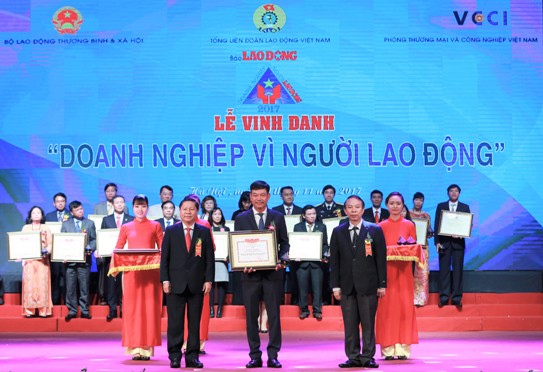 Đại diện PVFCCo nhận Bằng khen của Bộ LĐTB&XH