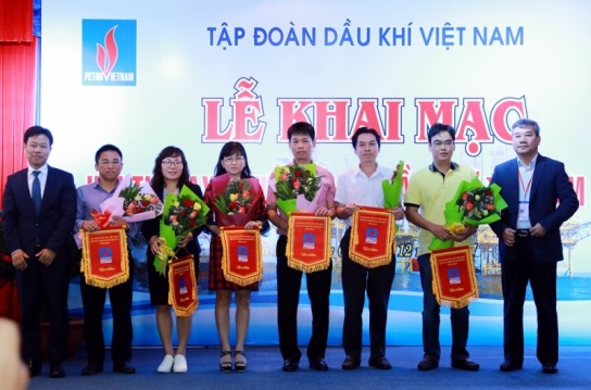 Đại diện lãnh đạo Bộ Lao động - Thương binh và Xã hội và PVN tặng hoa và cờ cho các đoàn tham dự Hội thi Tay nghề Dầu khí lần V