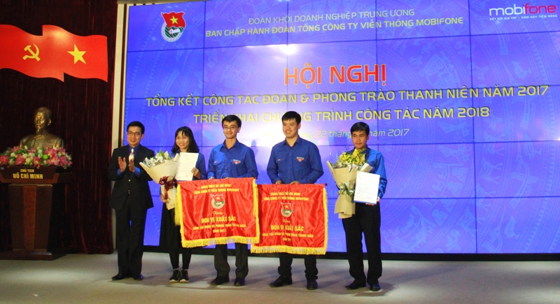 Đồng chí Bùi Chí Tuệ - Bí thư Đoàn Thanh niên Tổng công ty MobiFone trao 