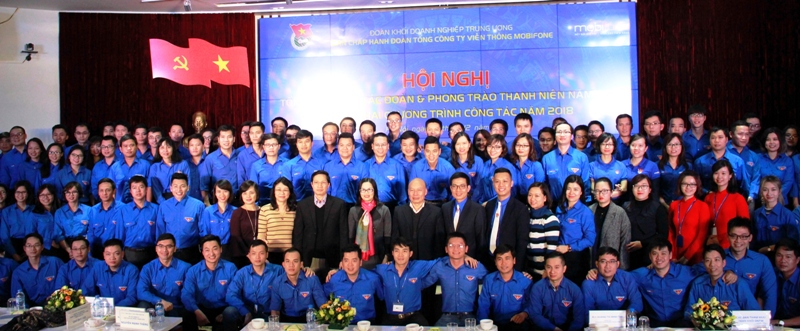 Ban lãnh đạo MobiFone chụp ảnh lưu niệm với tuổi trẻ Tổng công ty.