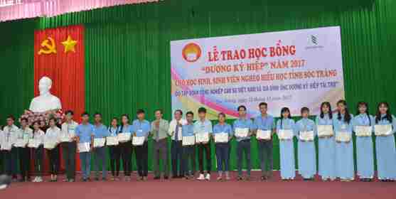 Đại diện VRG và gia đình ông Dương Kỳ Hiệp trao học bổng cho các em sinh viên tại buổi lễ