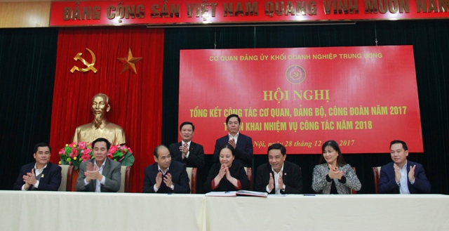 Lãnh đạo các ban, đơn vị Cơ quan Đảng ủy Khối ký Giao ước thi đua năm 2018.