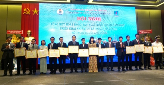 PV Trans trao Bằng khen của Bộ Công Thương cho các tập thể vá các cá nhân