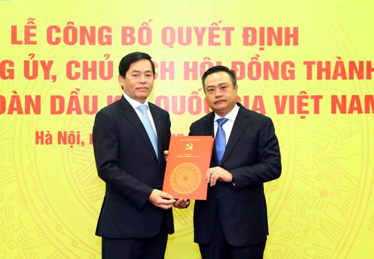 Bí thư Đảng ủy Khối Doanh nghiệp Trung ương Phạm Viết Thanh trao Quyết định giữ chức Bí thư Đảng ủy Tập đoàn Dầu khí Quốc gia Việt Nam  nhiệm kỳ 2015 – 2020 cho đồng chí Trần Sỹ Thanh