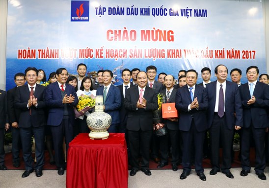 Thủ tướng Chính phủ và các đồng chí lãnh đạo các Ban Đảng, Bộ, ngành Trung ương chúc mừng PVN hoàn thành vượt mức kế hoạch sản lượng khai thác dầu khí năm 2017