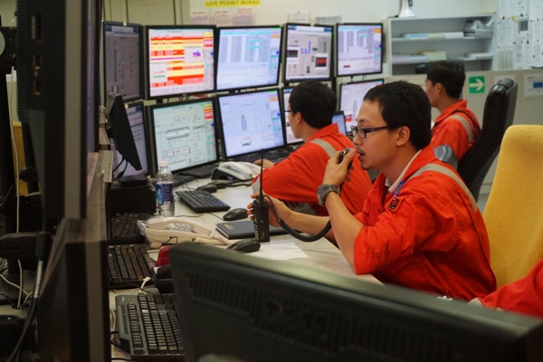 Người lao động trên giàn điều khiển trung tâm mỏ Sư Tử Vàng