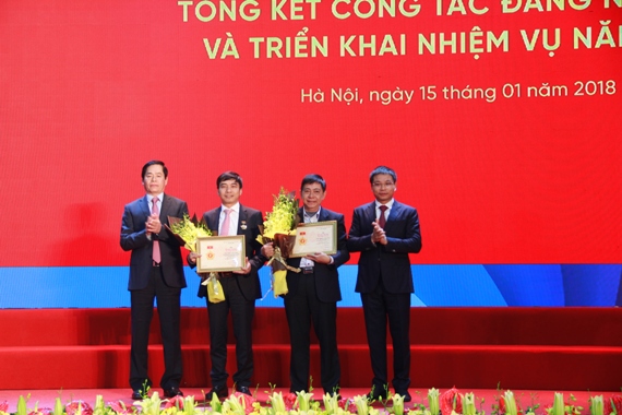 Đồng chí Phạm Viết Thanh - Ủy viên BCH Trung ương Đảng, Bí thư Đảng ủy Khối Doanh nghiệp Trung ương và đồng chí Nguyễn Văn Thắng - Ủy viên Dự khuyết BCH Trung ương Đảng, Chủ tịch HĐQT VietinBank trao Kỷ niệm chương “Vì sự nghiệp Dân vận” cho 2 đảng viên