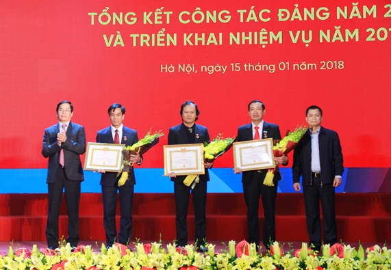 Đại diện lãnh đạo Đảng ủy Khối DNTW trao Huy hiệu 30 năm tuổi đảng cho các đảng viên