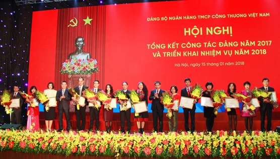 Đại diện lãnh đạo Đảng ủy VietinBank tặng Giấy khen dành cho tập thể có thành tích trong phong trào thi đua Kỷ niệm 10 năm Ngày thành lập Đảng bộ Khối DNTW (2007 - 2017).