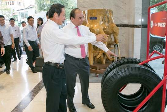 TGĐ VRG Trần Ngọc Thuận giới thiệu với Thủ tướng Chính phủ Nguyễn Xuân Phúc sản phẩm lốp xe thương hiệu “★★★ VRG”. Ảnh: Tùng Châu