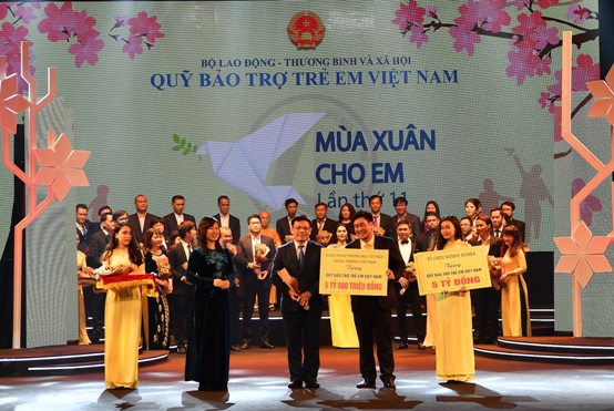 Đồng chí Đào Minh Tuấn - Phó Tổng Giám đốc, Chủ tịch Công đoàn Vietcombank trao tặng số tiền 5,5 tỷ đồng ủng hộ Quỹ BTTEVN