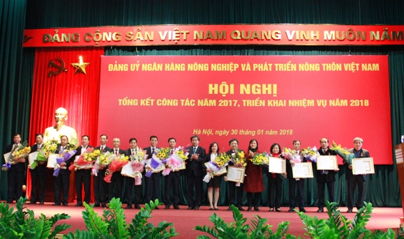 Đại diện lãnh đạo Đảng ủy Khối DNTW trao Huy hiệu 30 năm tuổi đảng cho các đảng viên