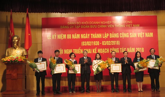 Đại diện lãnh đạo Đảng ủy Khối DNTW trao Bằng khen cho 1 tập thể và 6 cá nhân 