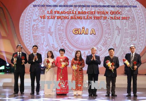 Đồng chí Trần Quốc Vượng, Ủy viên Bộ Chính trị, Thành viên Thường trực Ban Bí thư, Chủ nhiệm Ủy ban Kiểm tra Trung ương và đồng chí Võ Văn Thưởng, Ủy viên Bộ Chính trị, Bí thư Trung ương Đảng, Trưởng Ban Tuyên giáo Trung ương trao giải A cho các tác giả đoạt giải. 