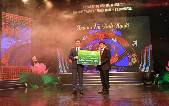 Đồng chí Phạm Mạnh Thắng - Phó Tổng giám đốc Vietcombank (bên trái) trao 8,3 tỷ đồng hỗ trợ xây dựng trường Mầm non xã Lê Lợi và trường tiểu học Cẩm Đông, Huyện Cầm Giàng tỉnh Hải Dương