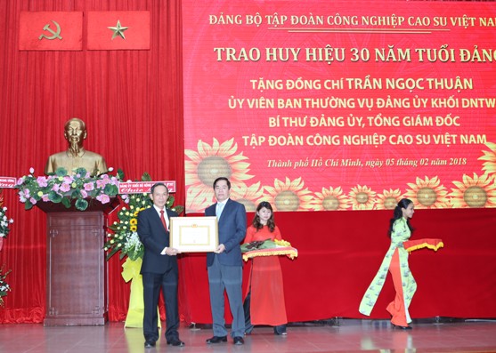 Đồng chí Phạm Viết Thanh – Ủy viên BCH Trung ương Đảng, Bí thư Đảng ủy Khối Doanh nghiệp Trung ương trao Huy hiệu 30 năm tuổi Đảng cho đồng chí Trần Ngọc Thuận - Bí thư Đảng ủy, TGĐ VRG.