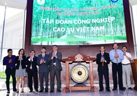 Đại diện Đảng ủy khối DNTW, lãnh đạo VRG, Sở Giao dịch chứng khoán TPHCM thực hiện nghi thức khai mạc phiên đấu giá. 