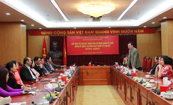 Đại diện lãnh đạo Đảng ủy Khối DNTW phát biểu chia sẻ với các nữ cán bộ, nhân viên Cơ quan Đảng ủy Khối DNTW.