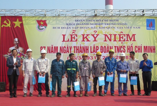 Đoàn Thanh niên PVN đã trao tặng 10 suất quà cho thanh niên có hoàn cảnh khó khăn