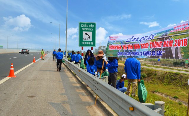 Đoàn viên thanh niên dọn vệ sinh
