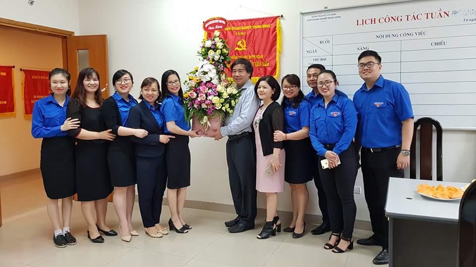 Đồng chí Trần Hữu Bình - Phó Bí thư Thường trực Đảng ủy Khối DNTW chúc mừng Đoàn Khối.