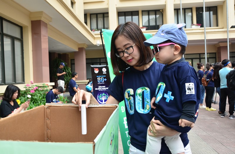 Đoàn viên thanh niên EVN tham gia chương trình thu gom rác thải điện tử. 