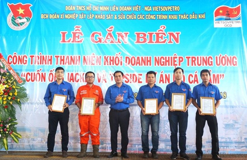 Đồng chí Vũ Đức Tú, Bí thư Đoàn Khối trao quyết định công nhận 5 công trình thanh niên cấp Đoàn Khối DNTW cho Đoàn Vietsovpetro.