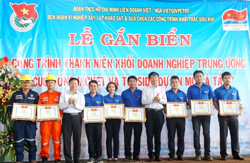 Đồng chí Trần Quang Dũng - Ủy viên Ban Thường vụ, Trưởng ban Tuyên giáo Đảng ủy Tập đoàn và đồng chí Vũ Việt Kiều - Phó Bí thư Thường trực Đảng ủy Vietsovpetro trao bằng khen cho 14 cá nhân có thành tích xuất sắc trong thực hiện công trình thanh niên.