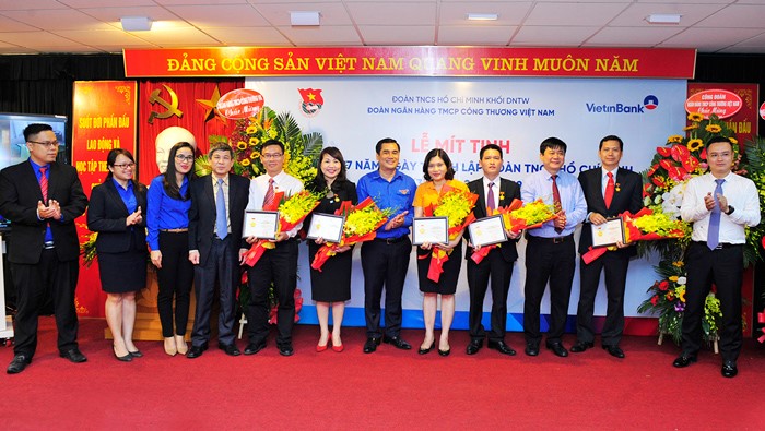 Trao kỷ niệm chương “Vì thế hệ trẻ” cho các đồng chí lãnh đạo,  trưởng,phó phòng nghiệp vụ các đơn vị thuộc VietinBank.