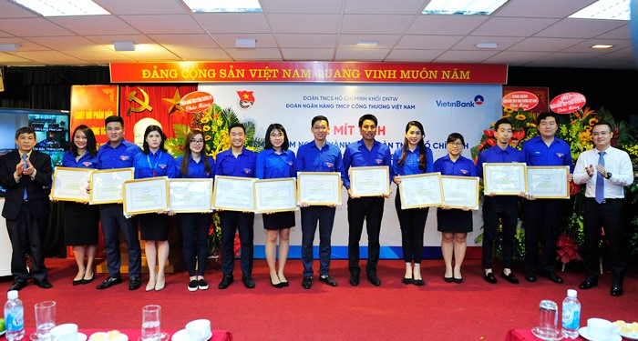 Trao tặng Giấy khen của HĐQT cho các tập thể có thành tích xuất sắc  trong công tác đoàn và phong trào thanh niên năm 2017.