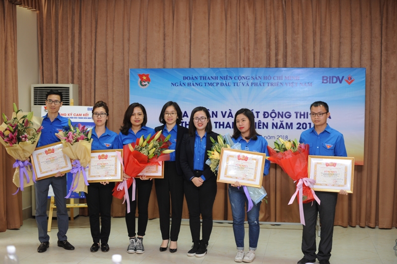 Tặng Bằng khen cho các cơ sở Đoàn đã có thành tích xuất sắc năm 2017.