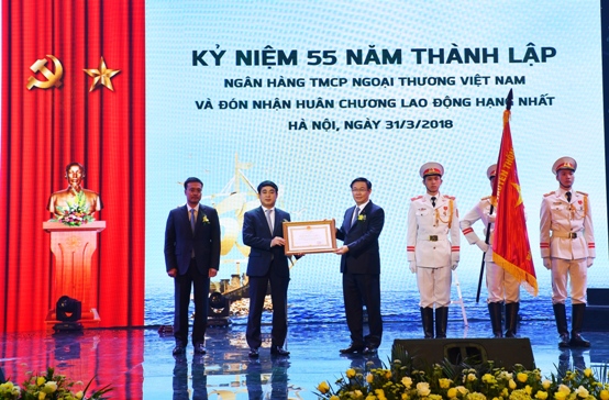 Đồng chí Vương Đình Huệ - Ủy viên Bộ Chính trị, Phó Thủ tướng Chính phủ thừa ủy quyền của Chủ tịch nước trao Huân chương Lao động Hạng Nhất cho Vietcombank