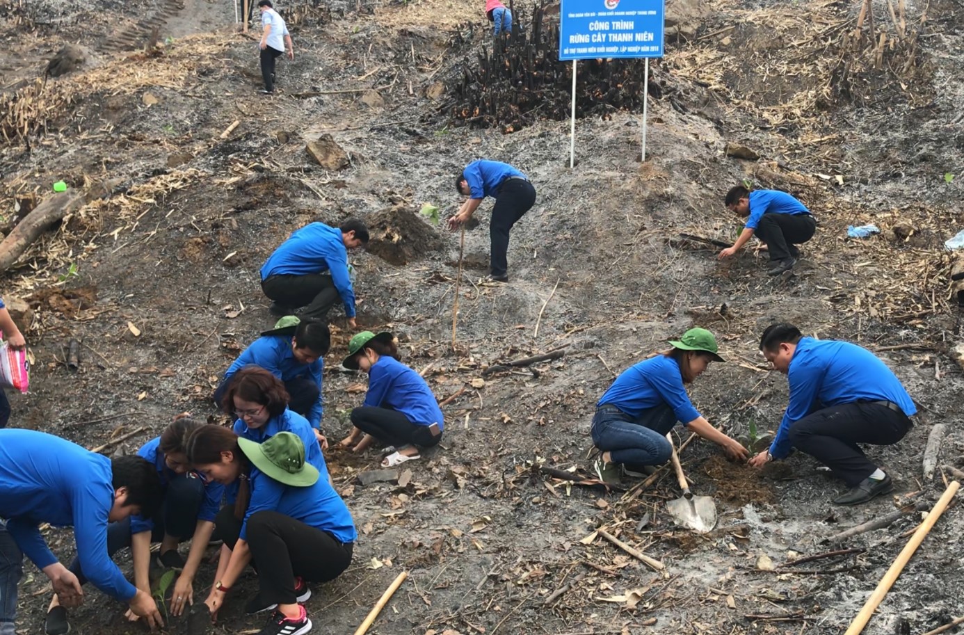Cán bộ, đoàn viên thanh niên Khối Doanh nghiệp Trung ương hưởng ứng Tết trồng cây “Đời đời nhớ ơn Bác Hồ” Xuân Mậu Tuất 2018 tại xã Yên Thắng, huyện Lục Yên, tỉnh Yên Bái.