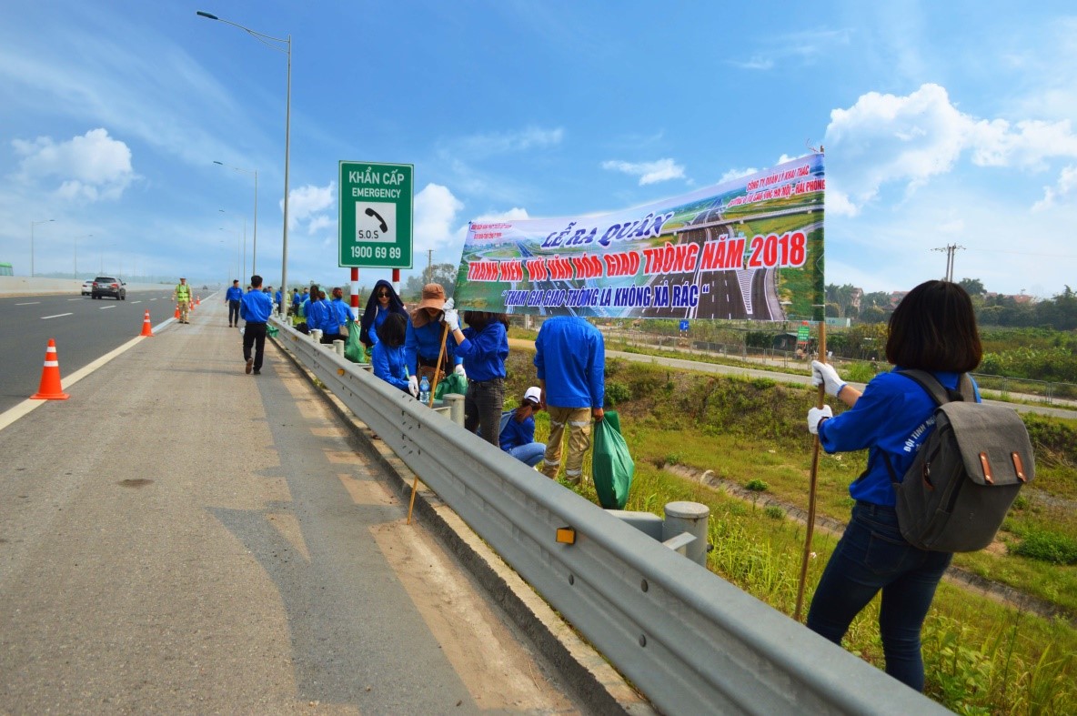 Đoàn Ngân hàng Phát triển VN tổ chức dọn dẹp hai bên đường cao tốc Hà Nội – Hải Phòng.