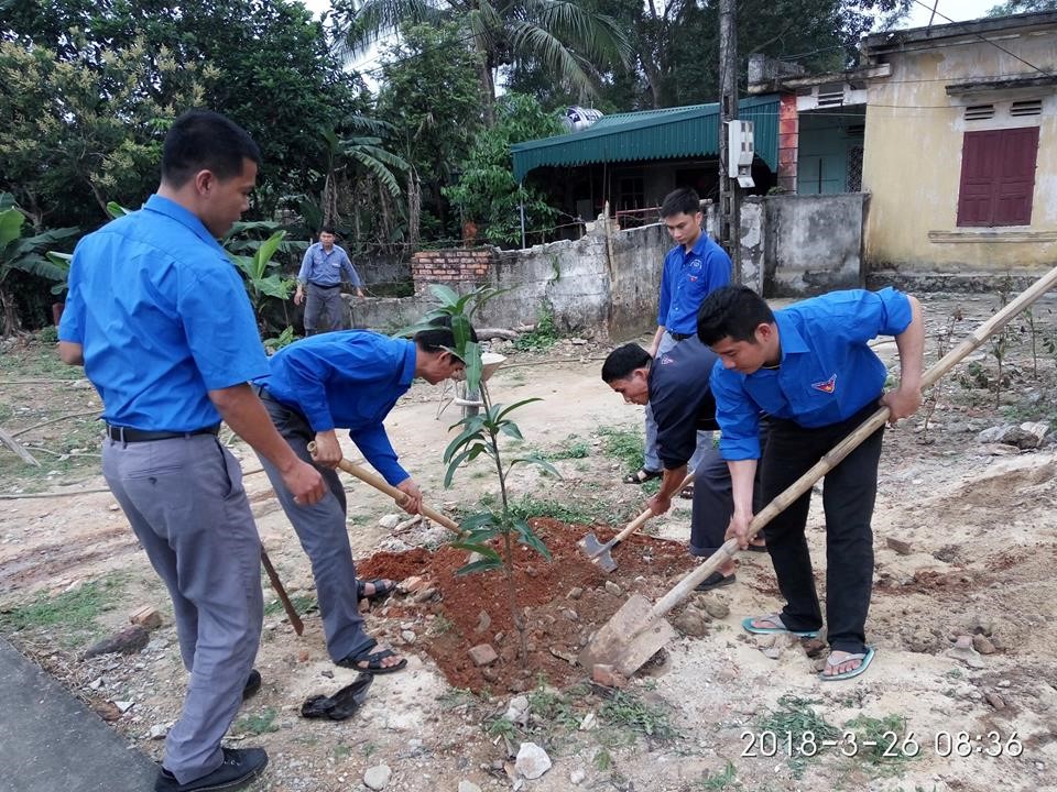 Đoàn TCT Đường sắt VN tổ chức trồng cây xanh tại khuôn viên trụ sở làm việc.