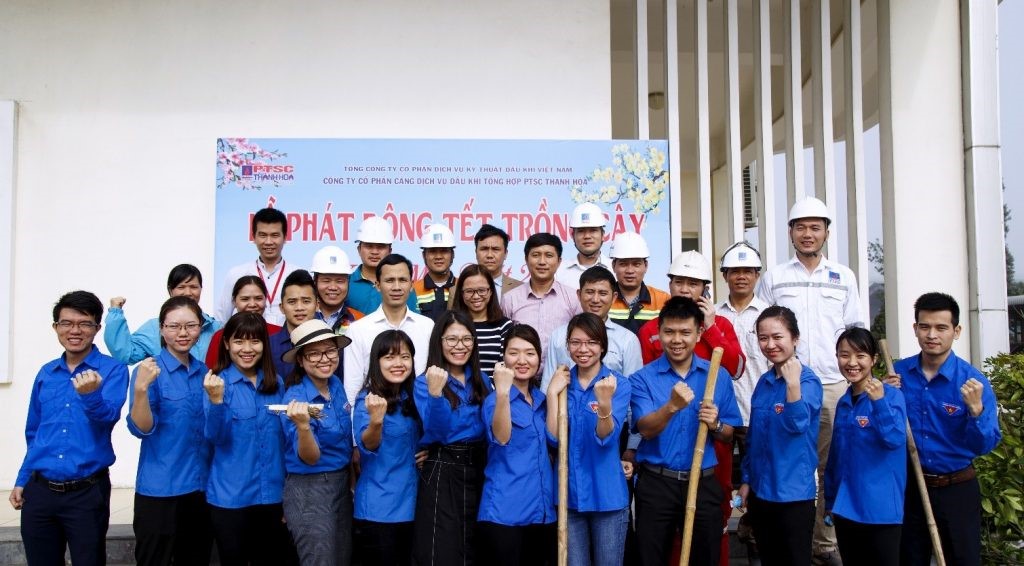 Đoàn Tập đoàn Dầu khí Quốc gia phát động trồng cây xanh. 