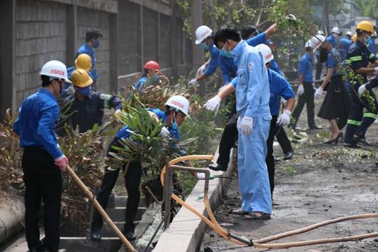 Đoàn TCT Thép VN – CTCP tổ chức ra quân dọn vệ sinh chỗ làm việc.