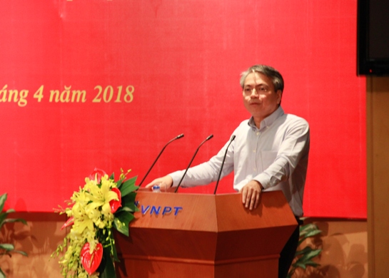 đồng chí Trần Mạnh Hùng - Ủy viên BCH Đảng bộ Khối Doanh nghiệp Trung ương, Bí thư Đảng ủy, Chủ tịch HĐTV Tập đoàn trình bày những nội dung cơ bản trong chuyên đề năm 2018 của Chỉ thị 05