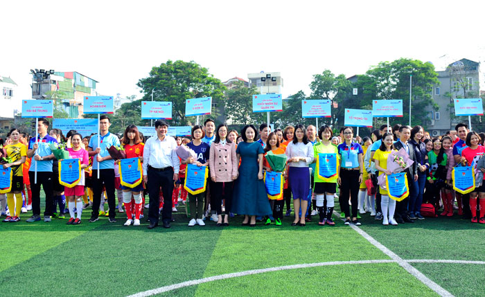 Các đồng chí lãnh đạo chụp ảnh lưu niệm cùng đội bóng tham dự giải.