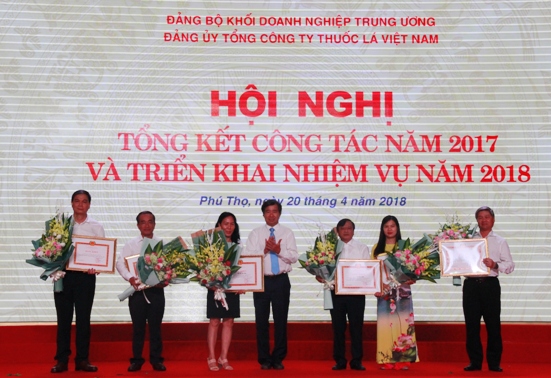 Trao bằng khen của Đảng ủy Khối Doanh nghiệp Trung ương cho các tập thể và cá nhân