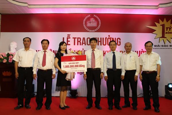 Lãnh đạo Agribank và Thành phố Hải Phòng chúc mừng khách hàng trúng Giải đặc biệt lần thứ hai Chương trình 