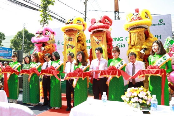 Các đại biểu cắt băng khai trương chi nhánh Vietcombank Bắc Gia Lai